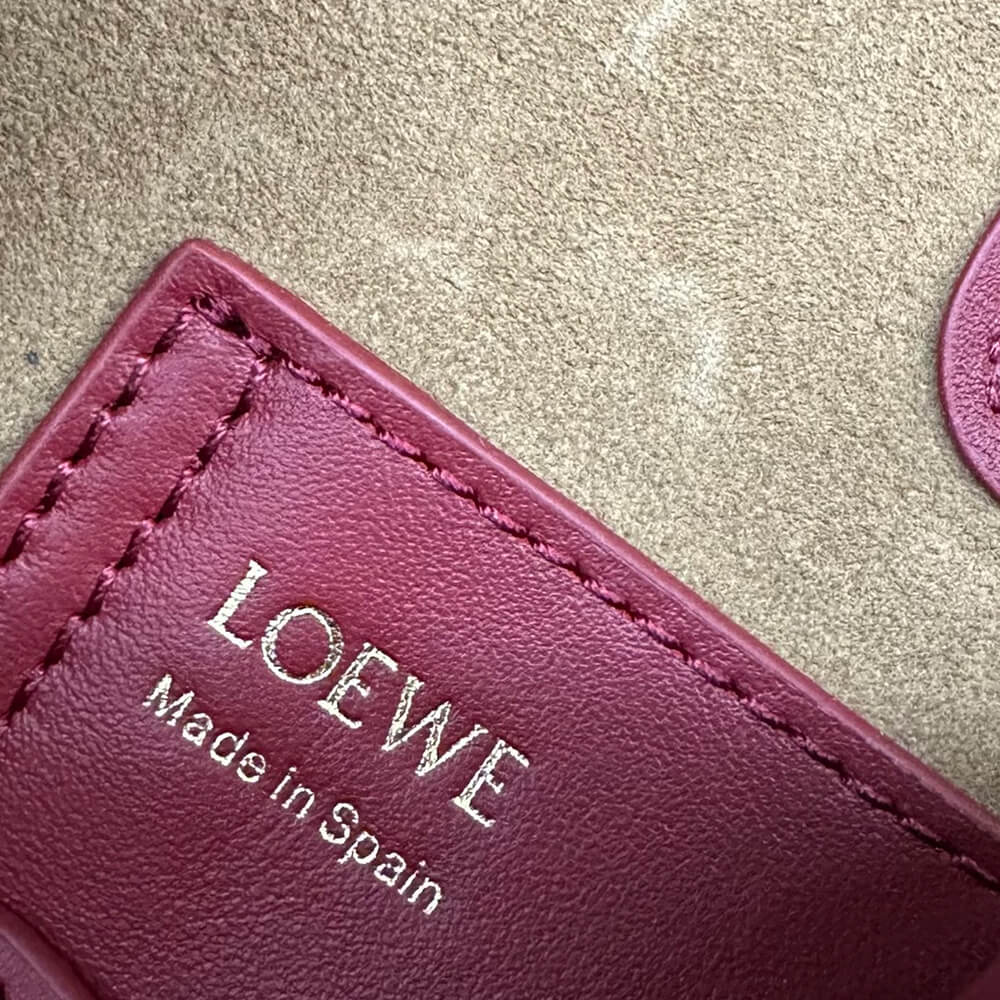 7-510-1.jpg LOEWE Mini Pebble bucket in smooth calfskin(high-end grade)