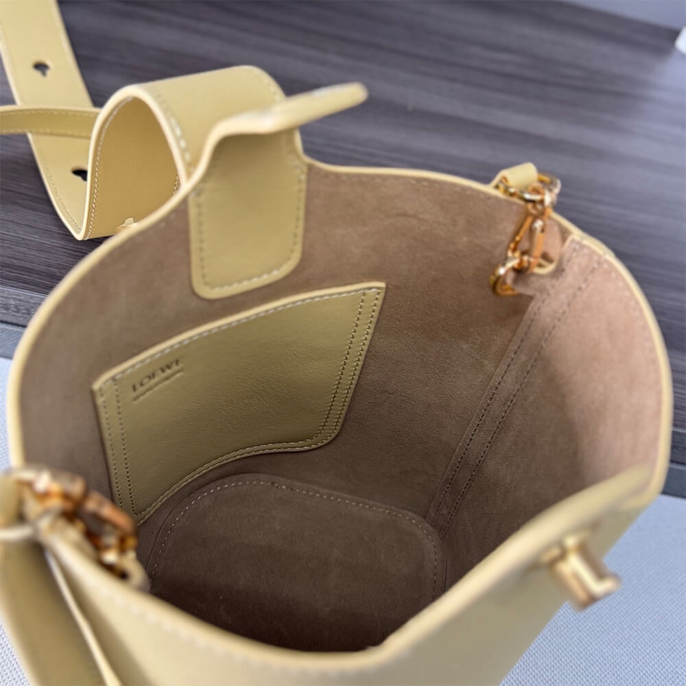 8-417.jpg LOEWE Mini Pebble bucket in smooth calfskin(high-end grade)