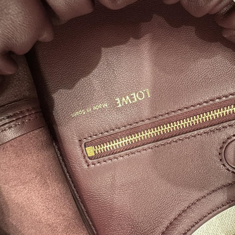 8-94.jpg Loewe Medium Squeeze bag in nappa lambskin